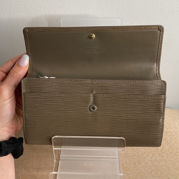 Authentic Louis Vuitton Taupe Epi Leather Sarah Wallet - Picture 7 of 10